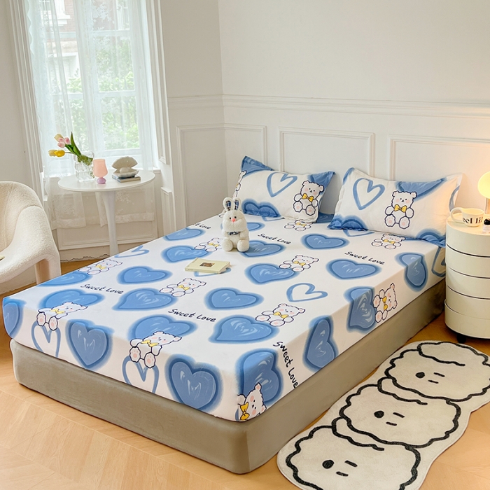 91家纺网 家纺一手货源 找家纺 卡斯诺 2023新款简约亲肤印花芦荟棉单床笠 爱心熊