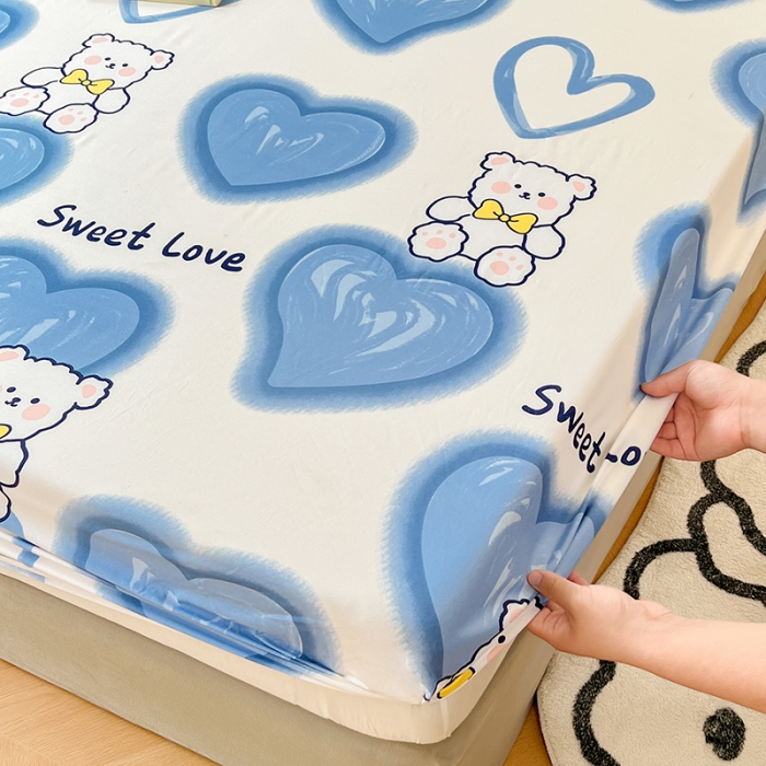 91家纺网 家纺一手货源 找家纺 卡斯诺 2023新款简约亲肤印花芦荟棉单床笠 爱心熊