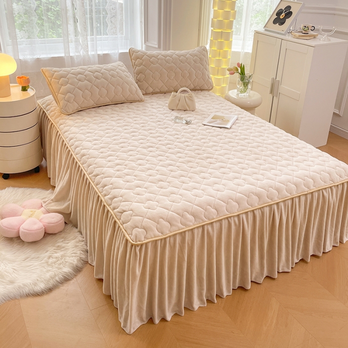 91家纺网 家纺一手货源 找家纺 梦舒羽 牛奶绒夹棉床裙床罩床单床盖床护垫套三件套 米黄