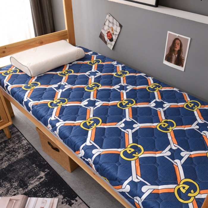 91家纺网 家纺一手货源 找家纺 张先生2024水洗棉印花加厚床垫学生款 字母