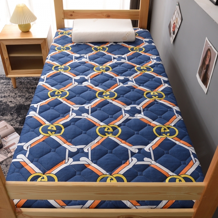 91家纺网 家纺一手货源 找家纺 张先生2024水洗棉印花加厚床垫学生款 字母