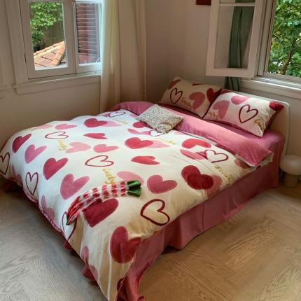 91家纺网 家纺一手货源 找家纺 花沐 2023新款冬季复古小法式牛奶绒四件套 爱的心心