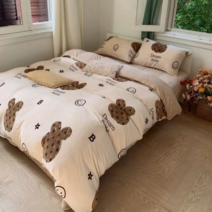 91家纺网 家纺一手货源 找家纺 花沐 2023新款冬季复古小法式牛奶绒四件套 米驼熊头