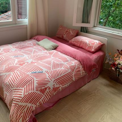 91家纺网 家纺一手货源 找家纺 花沐 2023新款冬季复古小法式牛奶绒四件套 条条粉色