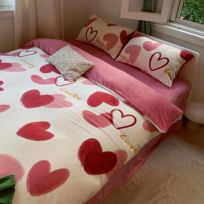 91家纺网 家纺一手货源 找家纺 花沐 2023新款冬季复古小法式牛奶绒四件套 爱的心心