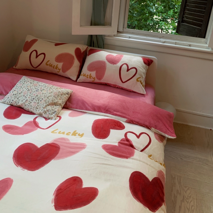 91家纺网 家纺一手货源 找家纺 花沐 2023新款冬季复古小法式牛奶绒四件套 爱的心心