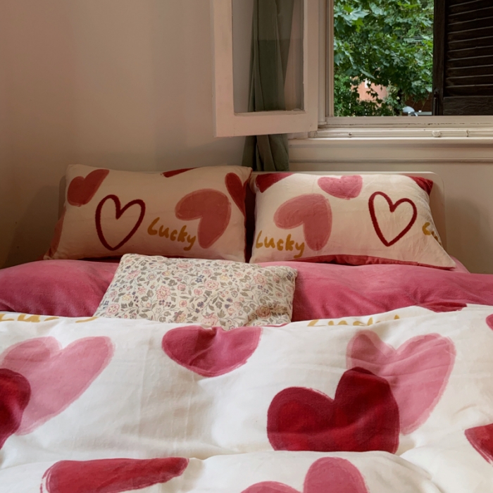 91家纺网 家纺一手货源 找家纺 花沐 2023新款冬季复古小法式牛奶绒四件套 爱的心心