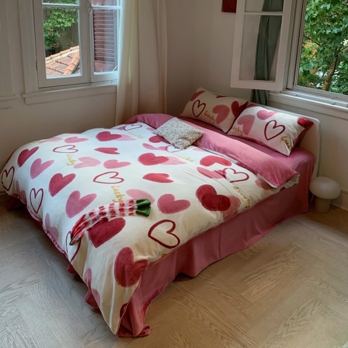 91家纺网 家纺一手货源 找家纺 花沐 2023新款冬季复古小法式牛奶绒四件套 爱的心心