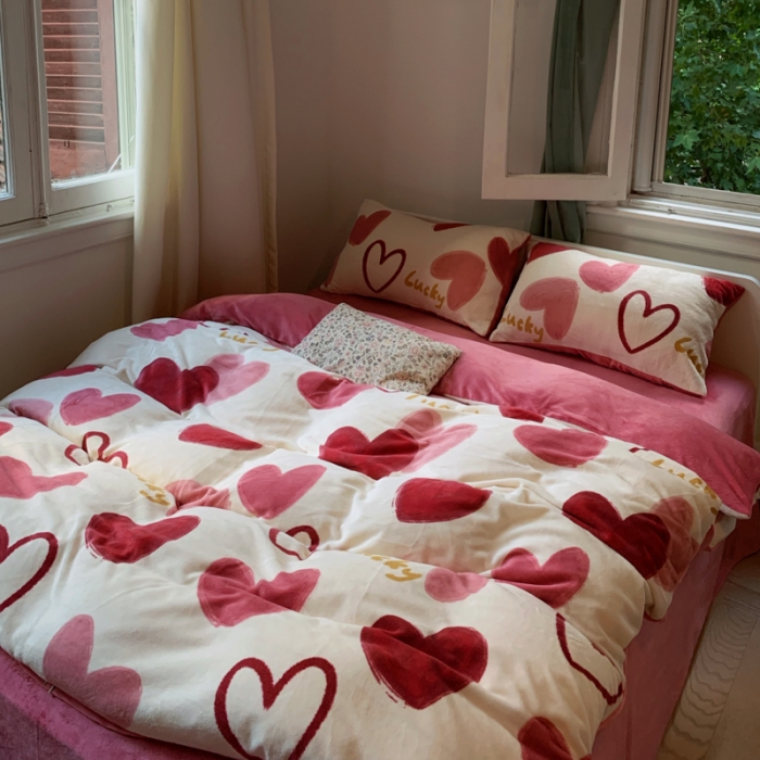 91家纺网 家纺一手货源 找家纺 花沐 2023新款冬季复古小法式牛奶绒四件套 爱的心心