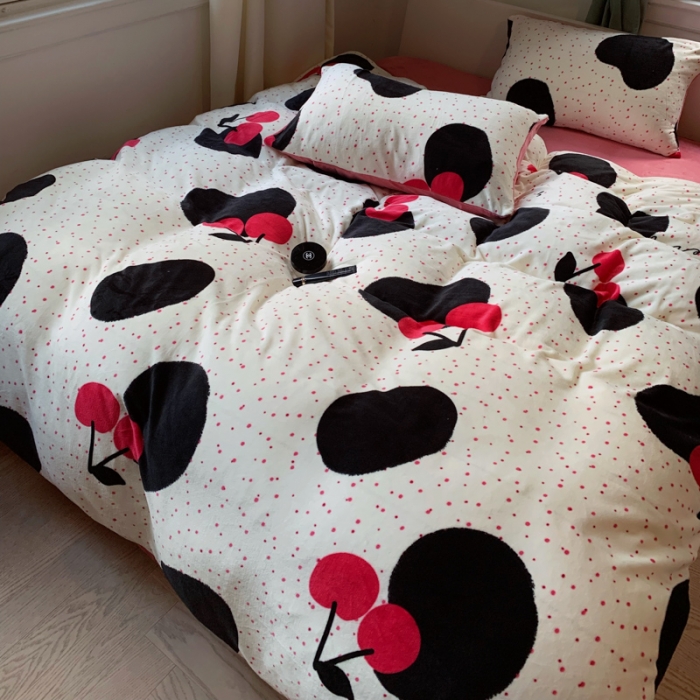 91家纺网 家纺一手货源 找家纺 花沐 2023新款冬季复古小法式牛奶绒四件套 大樱桃