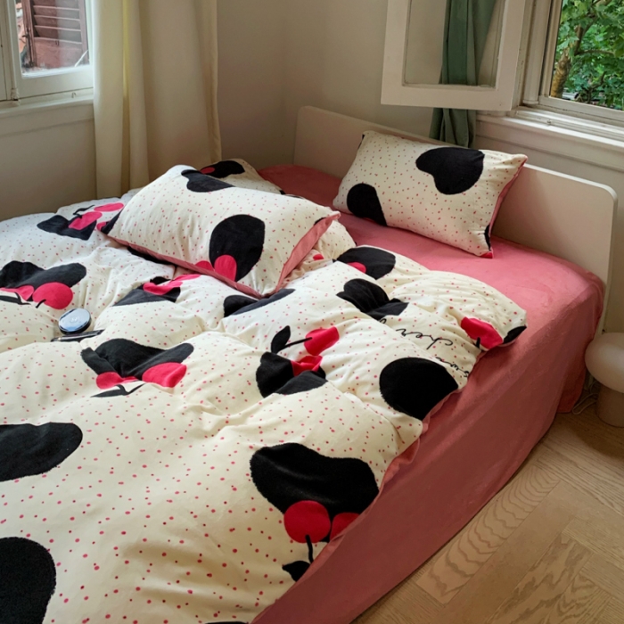 91家纺网 家纺一手货源 找家纺 花沐 2023新款冬季复古小法式牛奶绒四件套 大樱桃