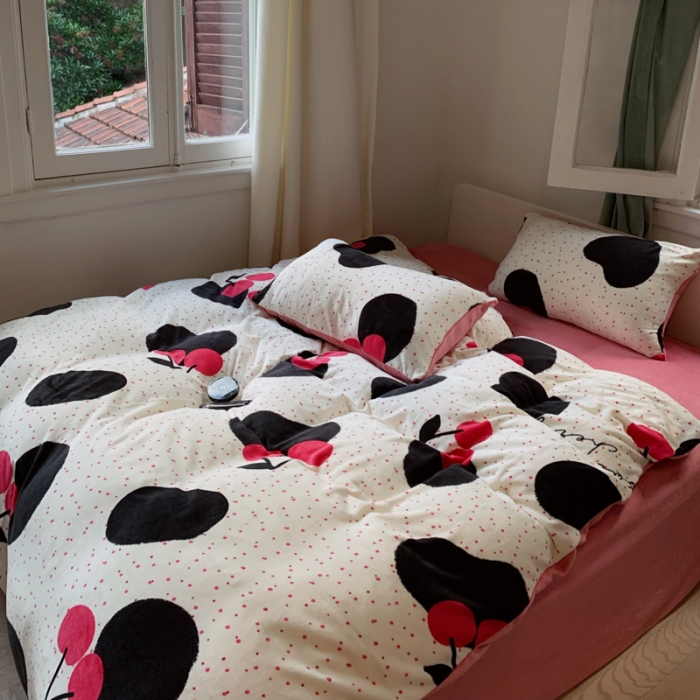 91家纺网 家纺一手货源 找家纺 花沐 2023新款冬季复古小法式牛奶绒四件套 大樱桃