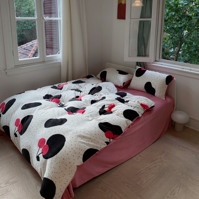 91家纺网 家纺一手货源 找家纺 花沐 2023新款冬季复古小法式牛奶绒四件套 大樱桃