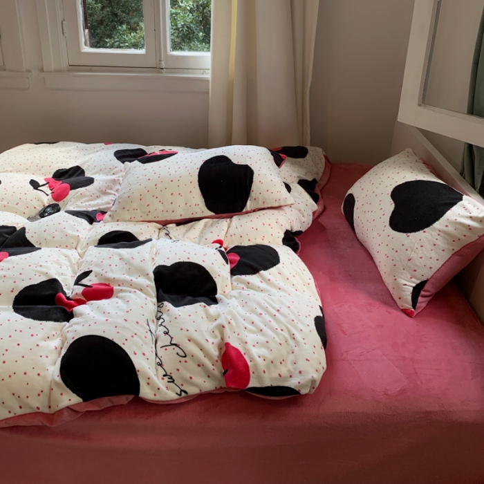 91家纺网 家纺一手货源 找家纺 花沐 2023新款冬季复古小法式牛奶绒四件套 大樱桃