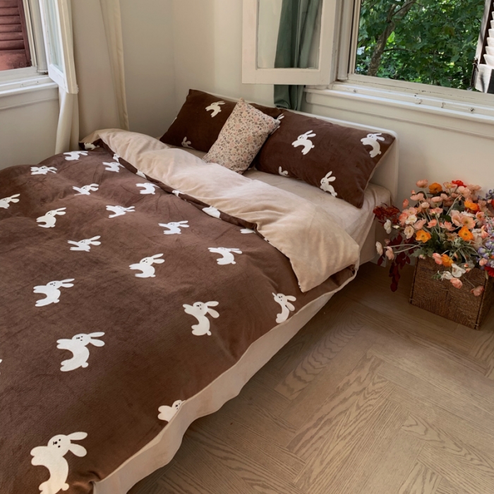 91家纺网 家纺一手货源 找家纺 花沐 2023新款冬季复古小法式牛奶绒四件套 咖兔先生