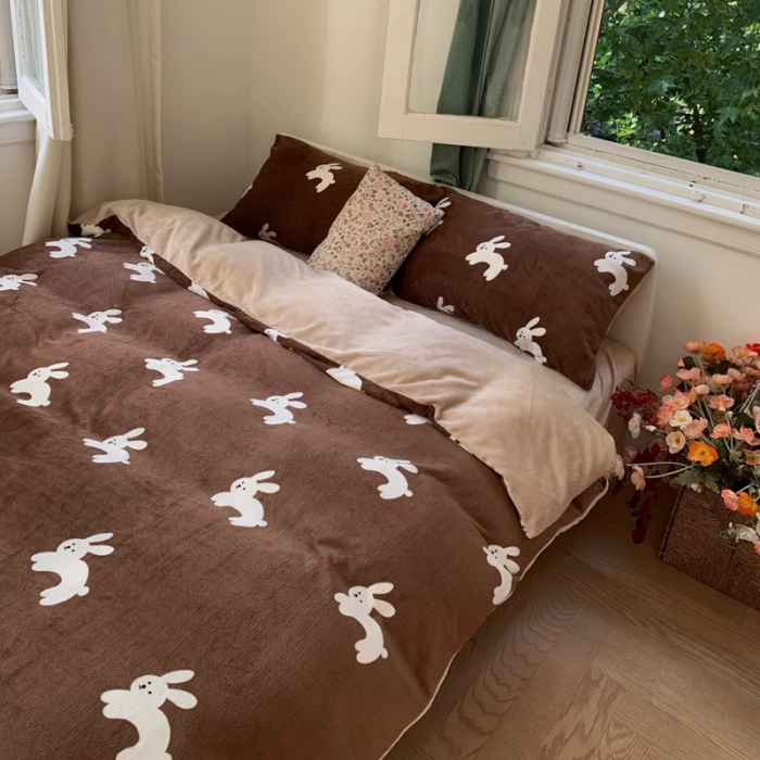 91家纺网 家纺一手货源 找家纺 花沐 2023新款冬季复古小法式牛奶绒四件套 咖兔先生