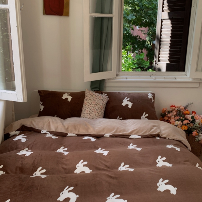 91家纺网 家纺一手货源 找家纺 花沐 2023新款冬季复古小法式牛奶绒四件套 咖兔先生