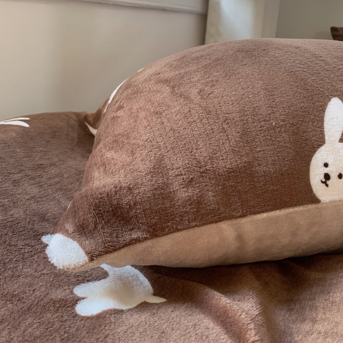 91家纺网 家纺一手货源 找家纺 花沐 2023新款冬季复古小法式牛奶绒四件套 咖兔先生