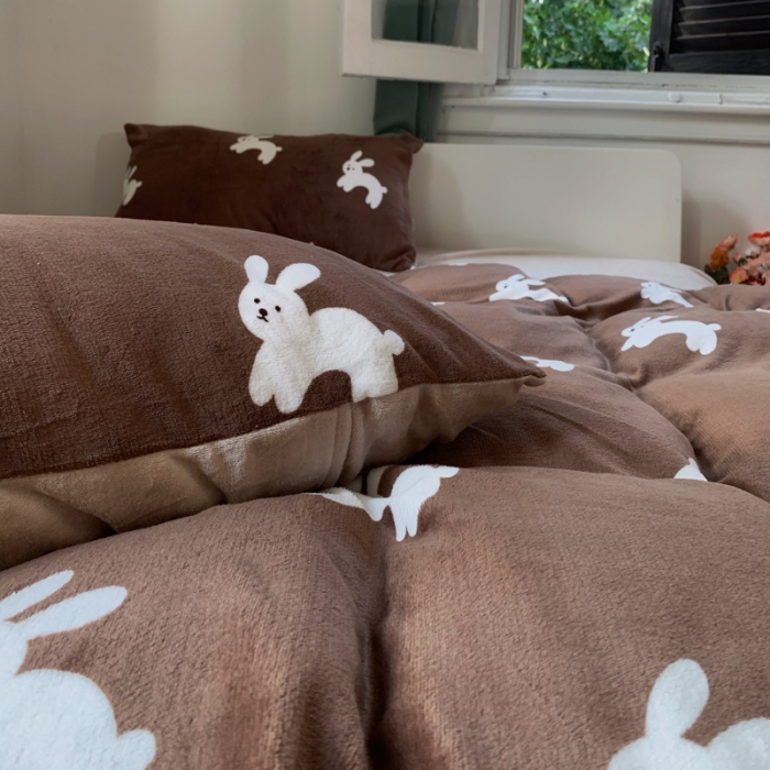 91家纺网 家纺一手货源 找家纺 花沐 2023新款冬季复古小法式牛奶绒四件套 咖兔先生