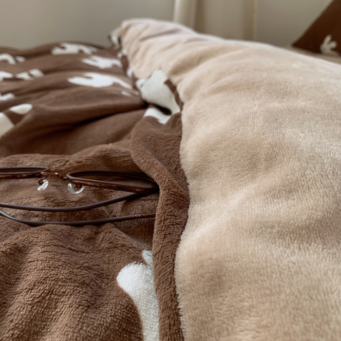 91家纺网 家纺一手货源 找家纺 花沐 2023新款冬季复古小法式牛奶绒四件套 咖兔先生