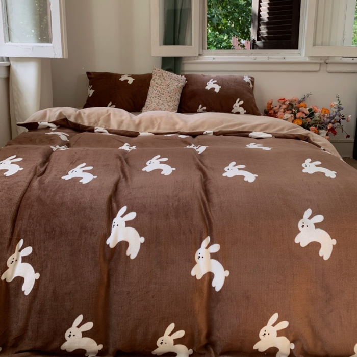 91家纺网 家纺一手货源 找家纺 花沐 2023新款冬季复古小法式牛奶绒四件套 咖兔先生