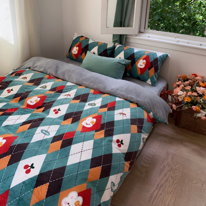 91家纺网 家纺一手货源 找家纺 花沐 2023新款冬季复古小法式牛奶绒四件套 菱形格