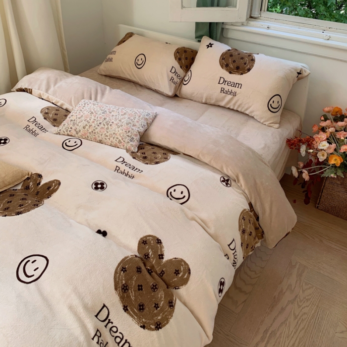 91家纺网 家纺一手货源 找家纺 花沐 2023新款冬季复古小法式牛奶绒四件套 米驼熊头