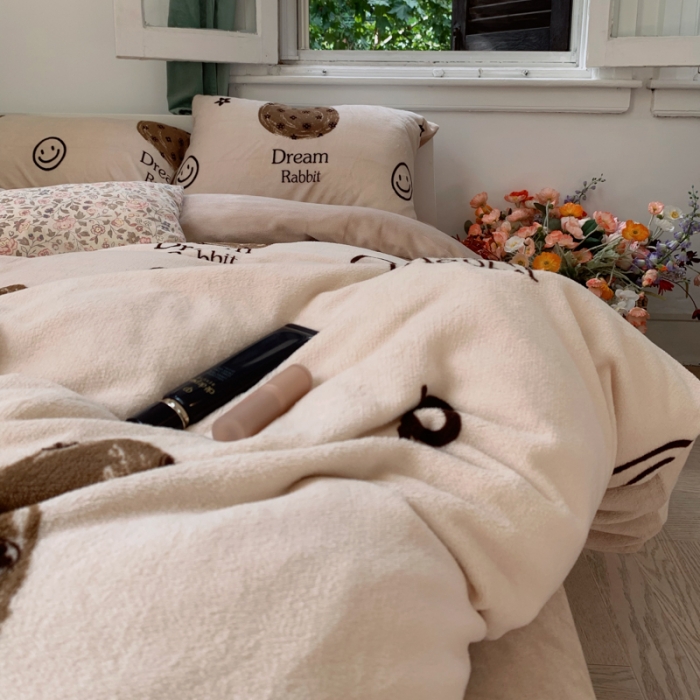 91家纺网 家纺一手货源 找家纺 花沐 2023新款冬季复古小法式牛奶绒四件套 米驼熊头