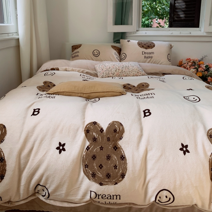 91家纺网 家纺一手货源 找家纺 花沐 2023新款冬季复古小法式牛奶绒四件套 米驼熊头