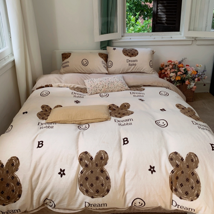 91家纺网 家纺一手货源 找家纺 花沐 2023新款冬季复古小法式牛奶绒四件套 米驼熊头