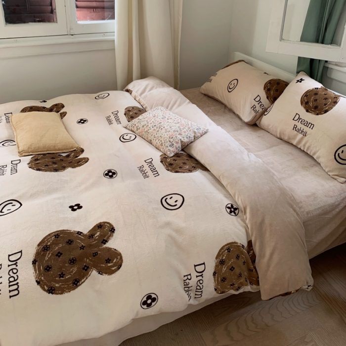 91家纺网 家纺一手货源 找家纺 花沐 2023新款冬季复古小法式牛奶绒四件套 米驼熊头