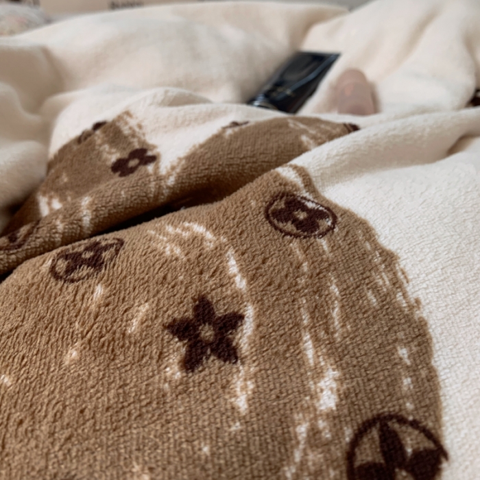 91家纺网 家纺一手货源 找家纺 花沐 2023新款冬季复古小法式牛奶绒四件套 米驼熊头