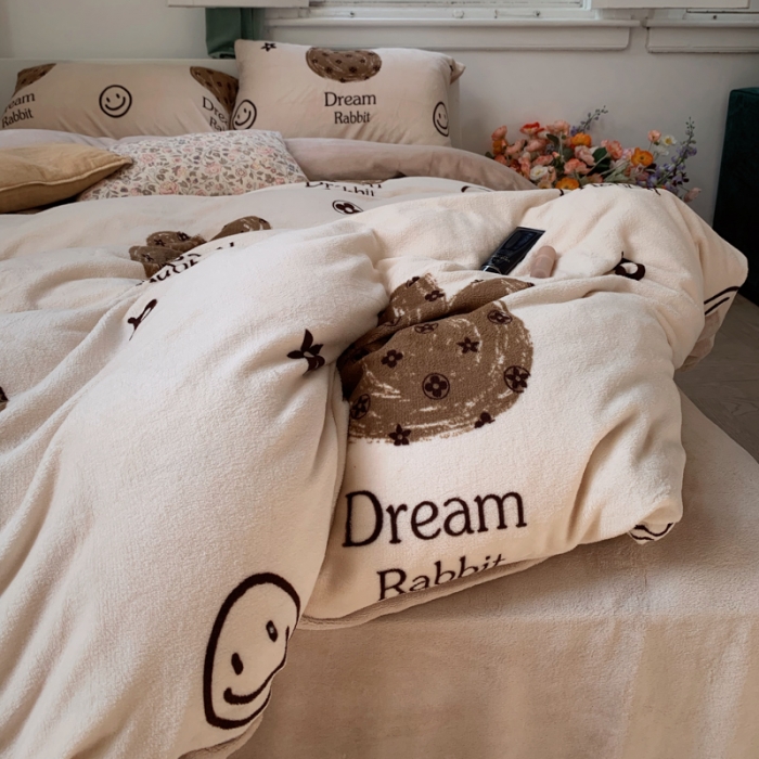 91家纺网 家纺一手货源 找家纺 花沐 2023新款冬季复古小法式牛奶绒四件套 米驼熊头