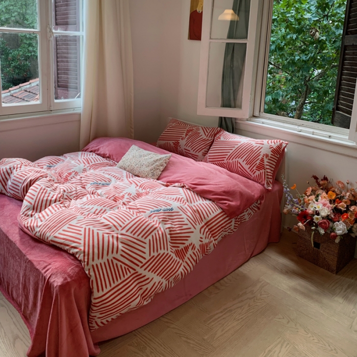 91家纺网 家纺一手货源 找家纺 花沐 2023新款冬季复古小法式牛奶绒四件套 条条粉色