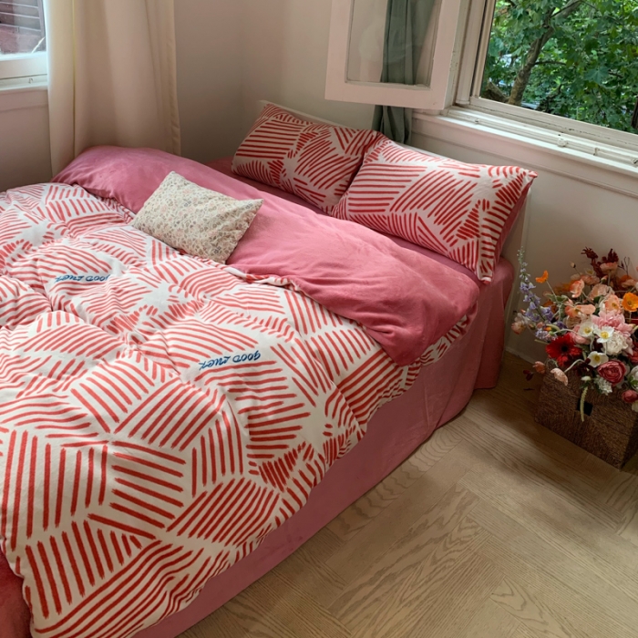 91家纺网 家纺一手货源 找家纺 花沐 2023新款冬季复古小法式牛奶绒四件套 条条粉色