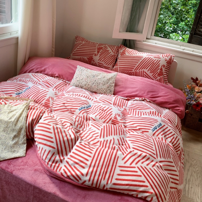 91家纺网 家纺一手货源 找家纺 花沐 2023新款冬季复古小法式牛奶绒四件套 条条粉色