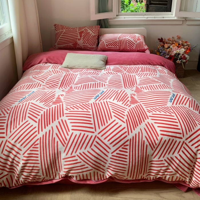 91家纺网 家纺一手货源 找家纺 花沐 2023新款冬季复古小法式牛奶绒四件套 条条粉色