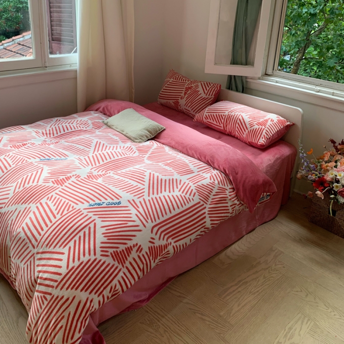 91家纺网 家纺一手货源 找家纺 花沐 2023新款冬季复古小法式牛奶绒四件套 条条粉色