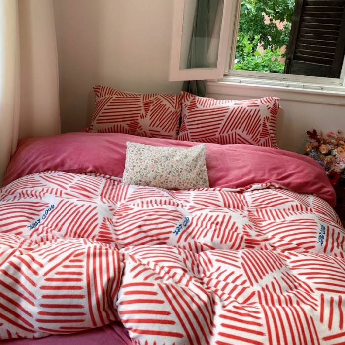 91家纺网 家纺一手货源 找家纺 花沐 2023新款冬季复古小法式牛奶绒四件套 条条粉色