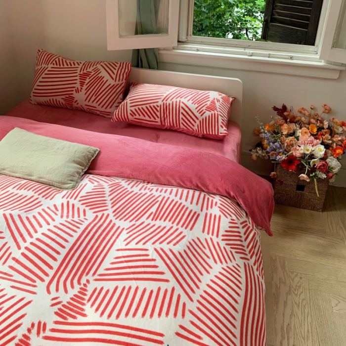 91家纺网 家纺一手货源 找家纺 花沐 2023新款冬季复古小法式牛奶绒四件套 条条粉色