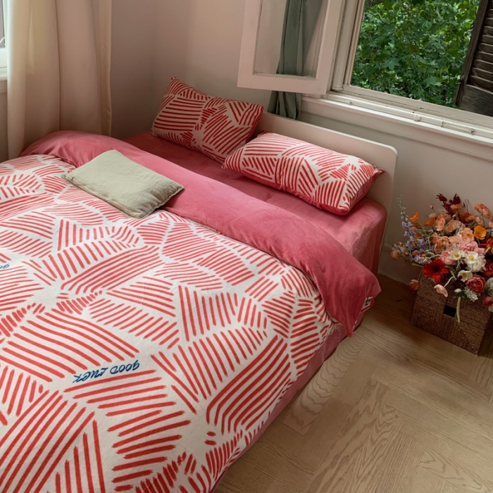 91家纺网 家纺一手货源 找家纺 花沐 2023新款冬季复古小法式牛奶绒四件套 条条粉色