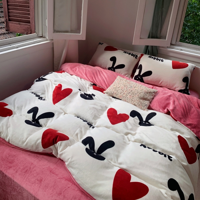 91家纺网 家纺一手货源 找家纺 花沐 2023新款冬季复古小法式牛奶绒四件套 兔兔宝宝