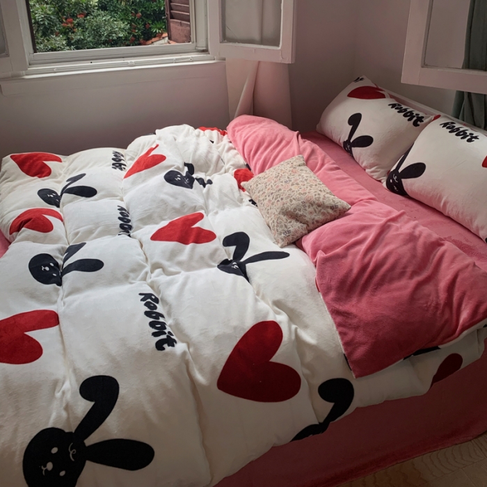 91家纺网 家纺一手货源 找家纺 花沐 2023新款冬季复古小法式牛奶绒四件套 兔兔宝宝