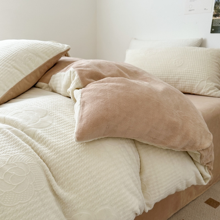 91家纺网 家纺一手货源 找家纺 优彩 2023新款高克重烂花牛奶绒剪花立体雕花牛奶绒四件套 嘉伯丽-奶咖