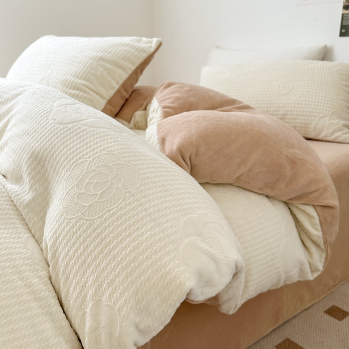 91家纺网 家纺一手货源 找家纺 优彩 2023新款高克重烂花牛奶绒剪花立体雕花牛奶绒四件套 嘉伯丽-奶咖