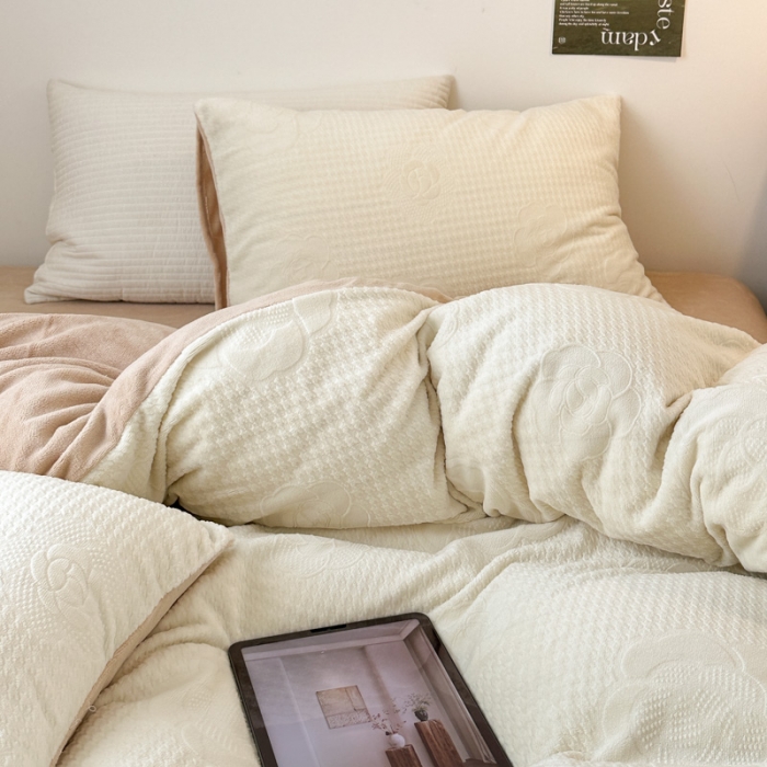 91家纺网 家纺一手货源 找家纺 优彩 2023新款高克重烂花牛奶绒剪花立体雕花牛奶绒四件套 嘉伯丽-奶咖