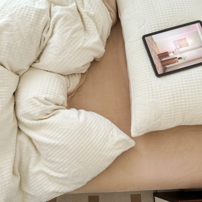 91家纺网 家纺一手货源 找家纺 优彩 2023新款高克重烂花牛奶绒剪花立体雕花牛奶绒四件套 嘉伯丽-奶咖