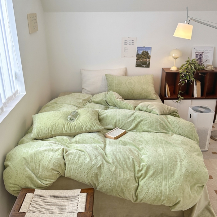 91家纺网 家纺一手货源 找家纺 优彩 2023新款高克重烂花牛奶绒剪花立体雕花牛奶绒四件套 米兰-森绿