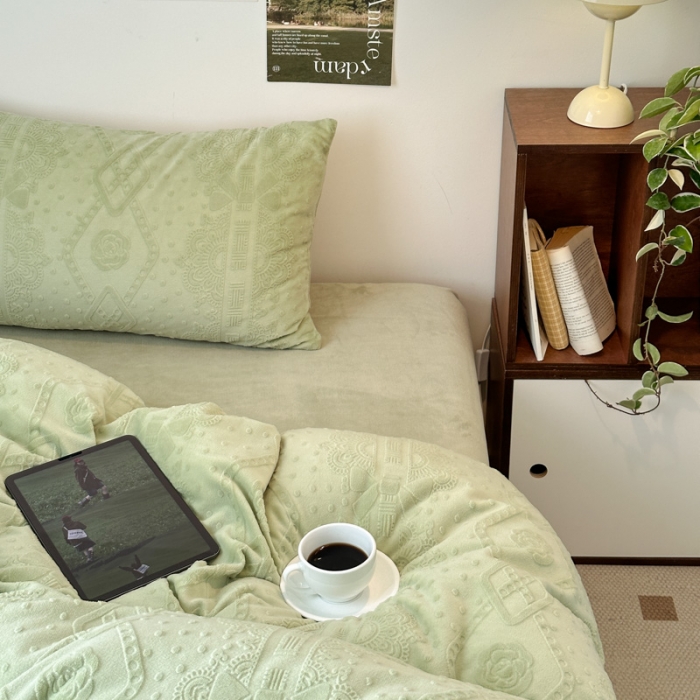 91家纺网 家纺一手货源 找家纺 优彩 2023新款高克重烂花牛奶绒剪花立体雕花牛奶绒四件套 米兰-森绿