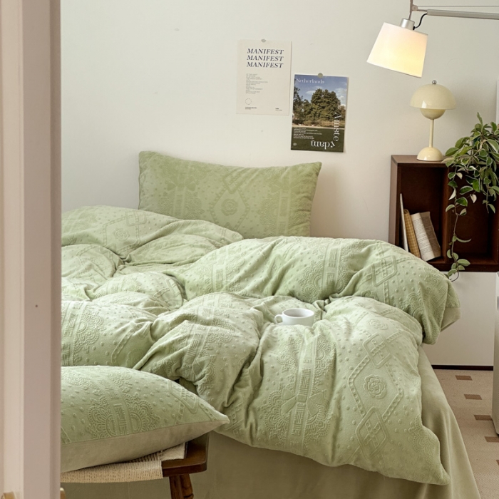 91家纺网 家纺一手货源 找家纺 优彩 2023新款高克重烂花牛奶绒剪花立体雕花牛奶绒四件套 米兰-森绿